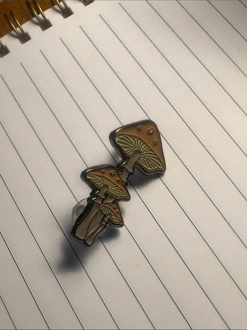 Mushroom enamel pin 84/100